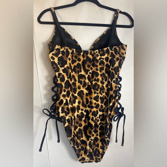 Bar III Cheetah Animal Print Lace Up One-Piece Swimsuit Size Small NWT - Picture 5 of 13